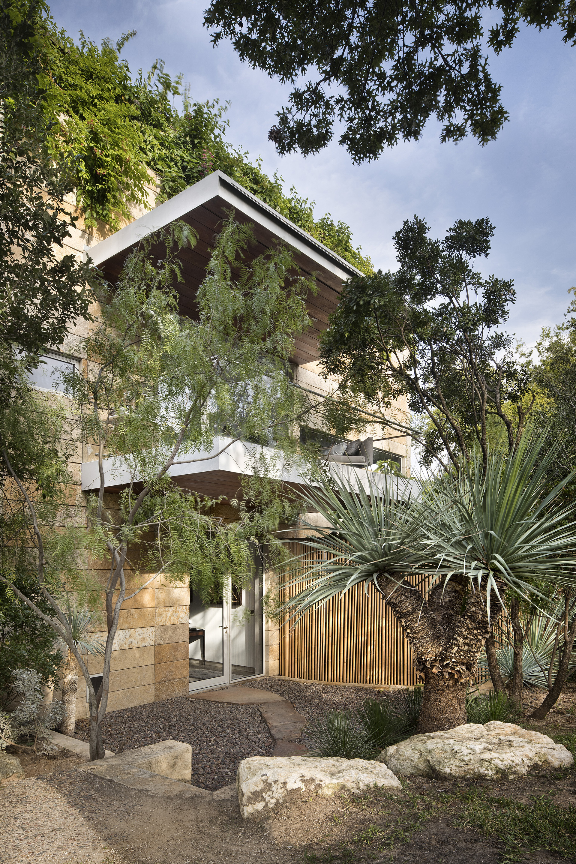 Gallery of Vertical House / Miró Rivera Architects - 2