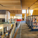 蒙特利尔LEED白金认证的Bibliothèque du Boisé图书馆获得加拿大皇家建筑研究所的绿色建筑奖 - Imagen 3 de 4