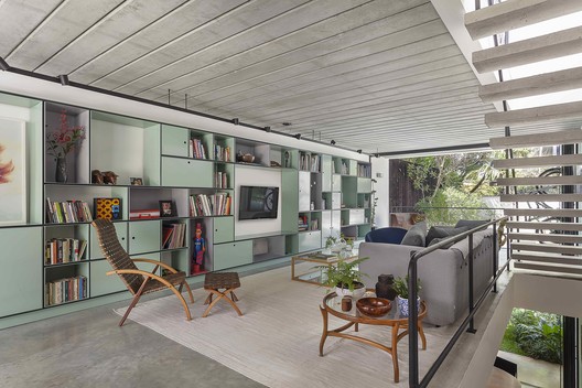 Casa Geminada  / CR2 Arquitetura - Prateleira, Cadeira, Viga, Terraço