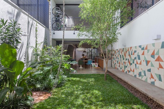 Casa Geminada  / CR2 Arquitetura - Fachada, Jardim, Aido