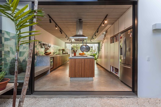 Casa Geminada  / CR2 Arquitetura - Bancada, Cadeira, Corrimão