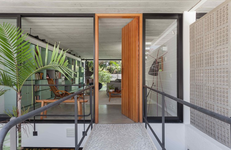 Casa Geminada  / CR2 Arquitetura - Fachada, Corrimão