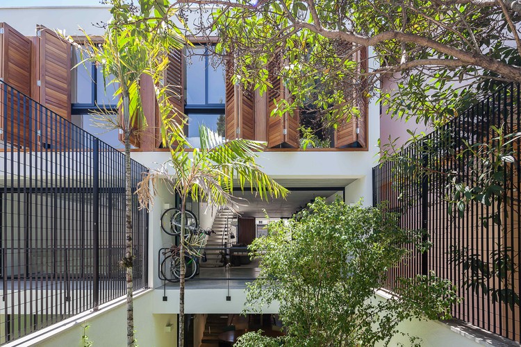 Casa Geminada  / CR2 Arquitetura - Janela, Fachada, Corrimão, Balcão