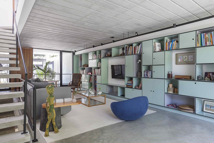 Casa Geminada  / CR2 Arquitetura - Prateleira, Cadeira, Janela