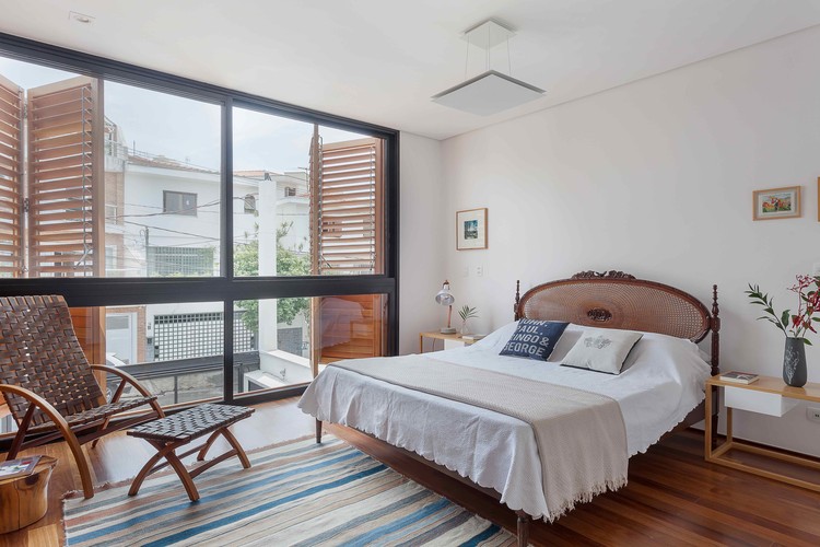 Casa Geminada  / CR2 Arquitetura - Mesa, Porta, Janela, Cadeira, Cama, Dormitório