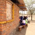Centro para Mujeres en Poblado Masai  / C-re-aid - Centro Cultural, Fachada, Bancas