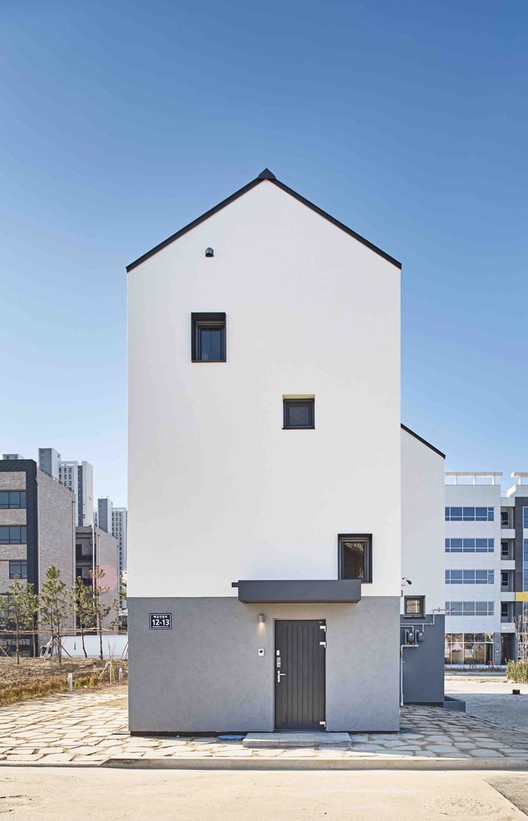 Skinny Houses: 22 casas estrechas que generan un amplio impacto - Imagen 98 de 111