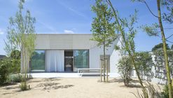 Casa de hormigón organizada alrededor de un patio central / CLAUWERS & SIMON architectes