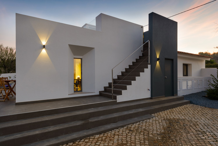 Monte da Lua House / Produção de Arquitectura  - Facade, Stairs