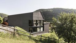 Casa unifamiliar sobre una pendiente / Dost Architektur GmbH