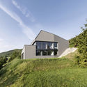 Casa unifamiliar sobre una pendiente / Dost Architektur GmbH - Casas