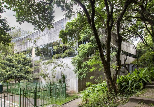 Clássicos da Arquitetura: Centro Cultural Jabaquara / Shieh Arquitetos Associados - Janela, Fachada, Floresta, Jardim