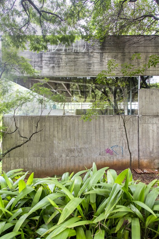 Clássicos da Arquitetura: Centro Cultural Jabaquara / Shieh Arquitetos Associados - Jardim
