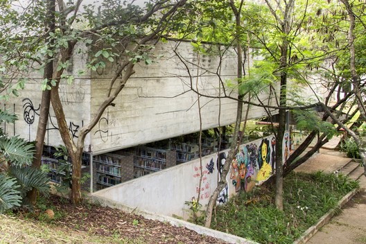 Clássicos da Arquitetura: Centro Cultural Jabaquara / Shieh Arquitetos Associados - Corrimão, Jardim