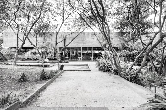 Clássicos da Arquitetura: Centro Cultural Jabaquara / Shieh Arquitetos Associados - Jardim