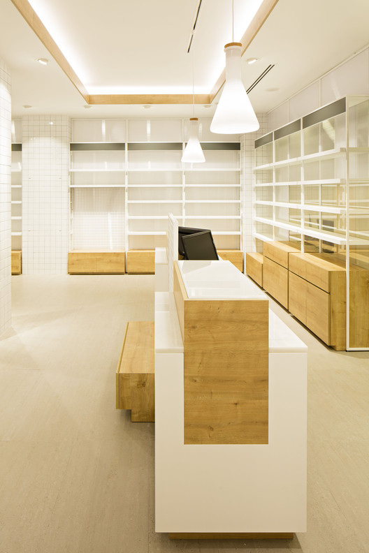 Albayda Pharmacy / avila arquitectos - Lighting