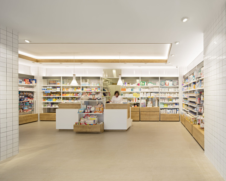 Albayda Pharmacy / avila arquitectos - Shelving