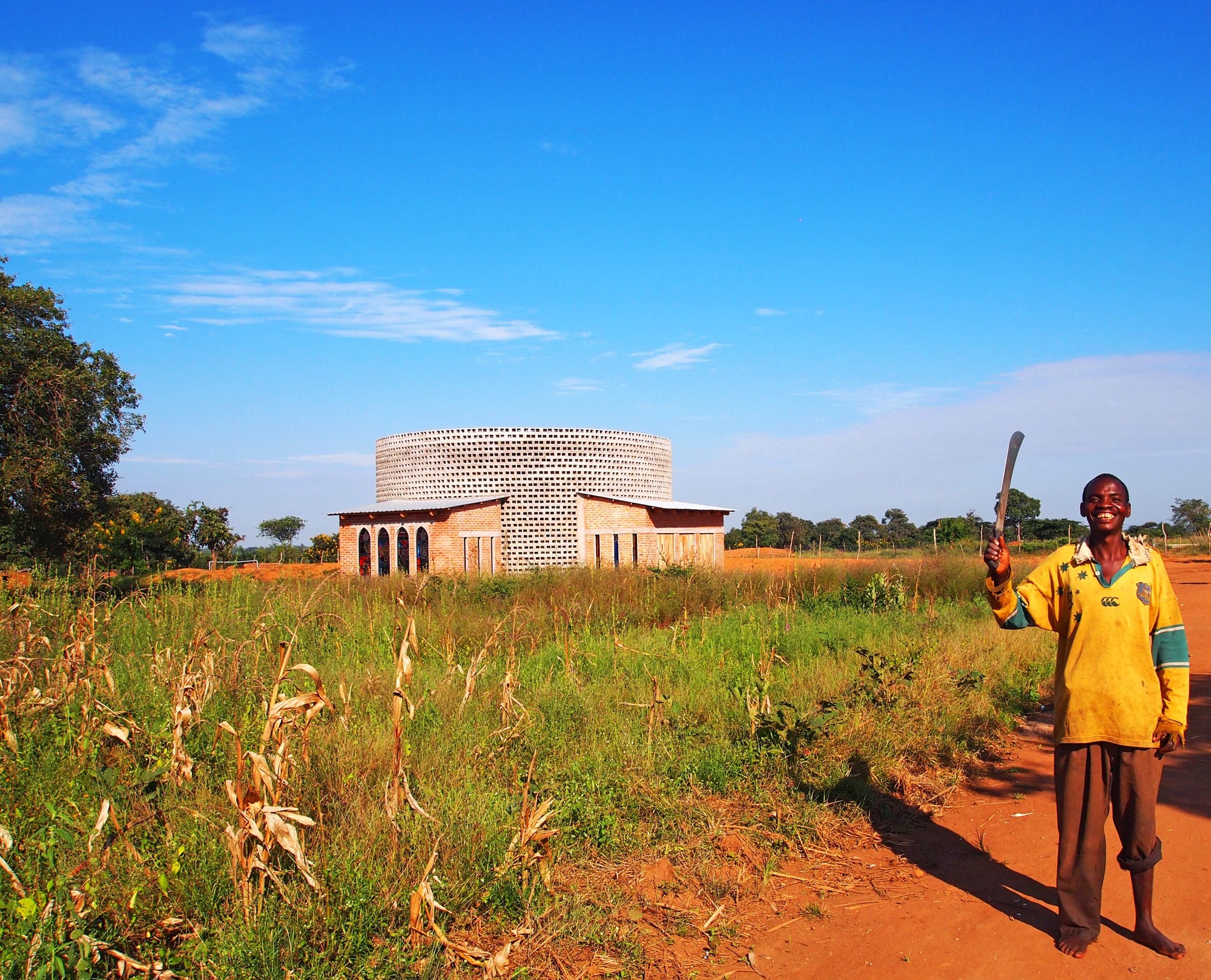 Galería de Salón comunitario iglesia rural Malawi / Architecture for a