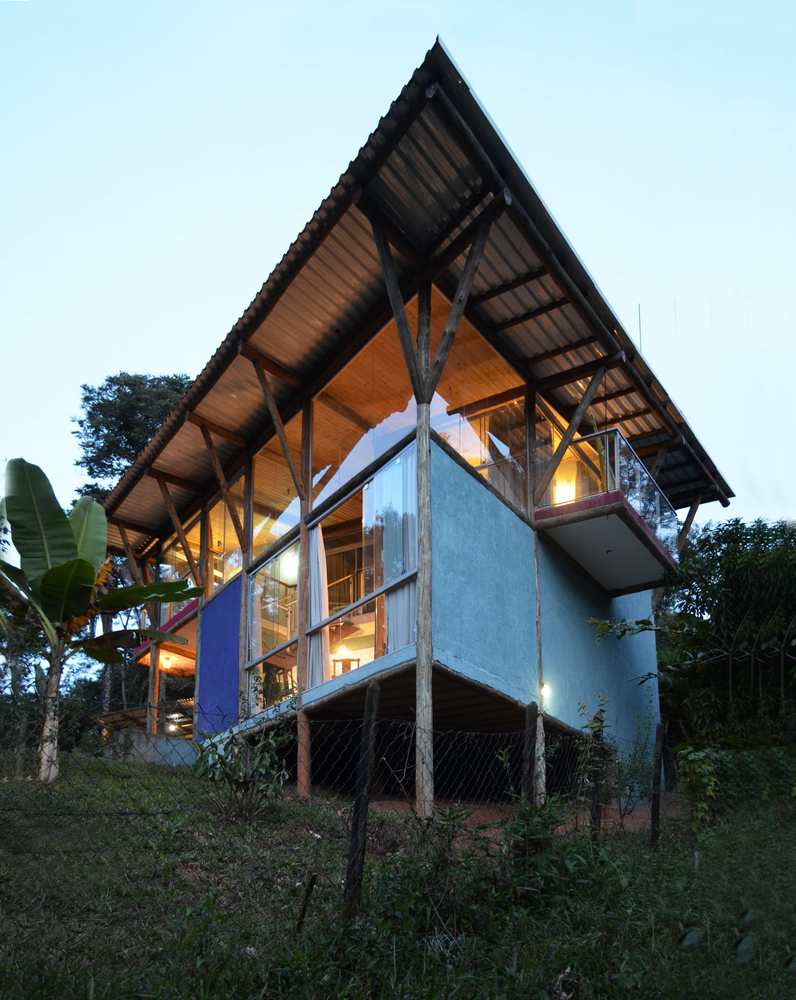 Casa HC  / João Diniz Arquitetura - Fachada, Viga, Escada