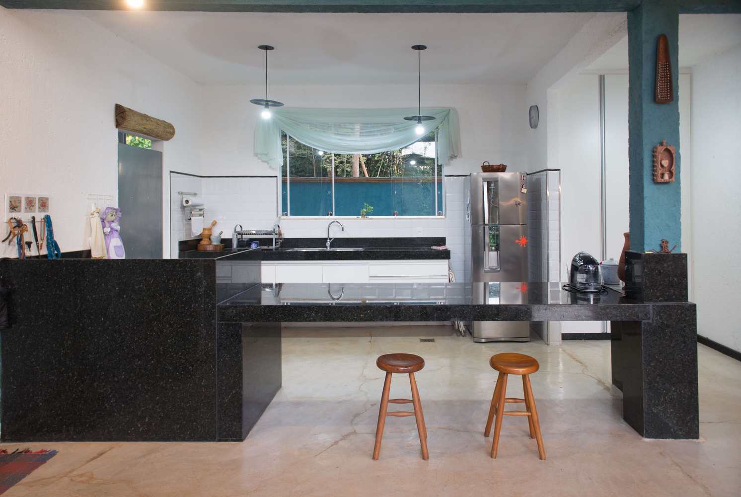 Casa HC  / João Diniz Arquitetura - Cozinha, Porta, Bancada, Mesa