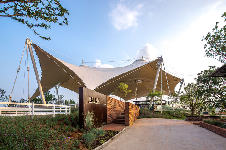 Centro equestre em Luxelakes Eco-City / Chengdu Wide Horizon Investment Group - Recreação  E Treinamento