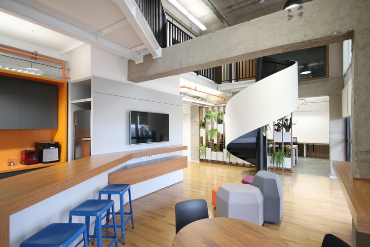 Via Consulting  / DMDV arquitetos - Mesa, Cadeira, Viga