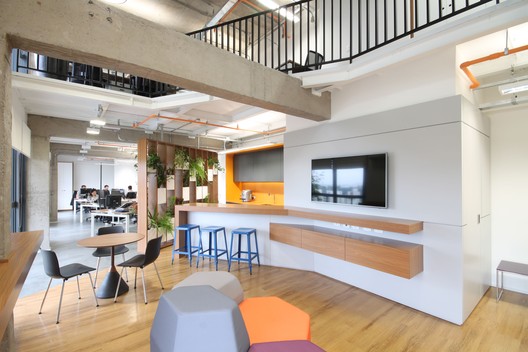 Via Consulting  / DMDV arquitetos - Mesa, Cadeira, Cozinha, Bancada, Viga, Corrimão