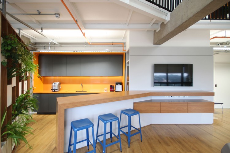 Via Consulting  / DMDV arquitetos - Mesa, Bancada, Cadeira, Viga