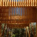 Curacaví, Chile: Quincho de madera como un continuo entre la cubierta y los puntos de apoyo - Image 4 of 4