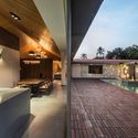 Tropical House Urveel / Design Work Group - Countertop, Deck, Beam
