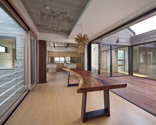 Yugok Dong Housing Market  / On Architects Inc.  - Interior Photography, Dining room, Windows, Table, Beam