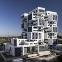 Calle Haganim 22 en Ramat Ha’sharon  / Bar Orian Architects - Vivienda Colectiva
