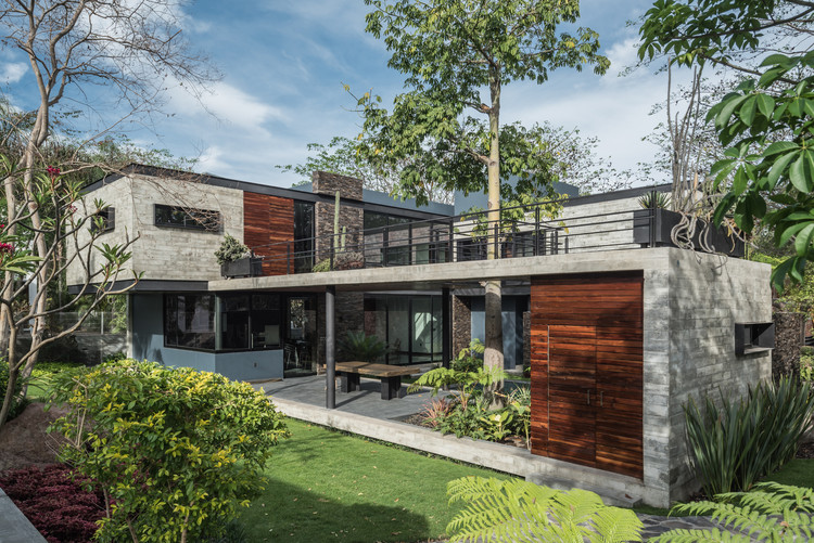 Casa KALYVAS / Di Frenna Arquitectos - Fachada, Ventanas, Jardín