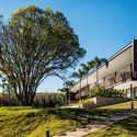 Residencial Bosque do Horto / Reinach Mendonça Arquitetos Associados - Hospitalidade E Entretenimento, Jardim, Fachada