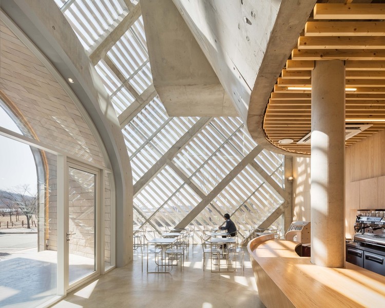 La luz cenital como solución de iluminación natural en 17 proyectos - Imagen 36 de 54