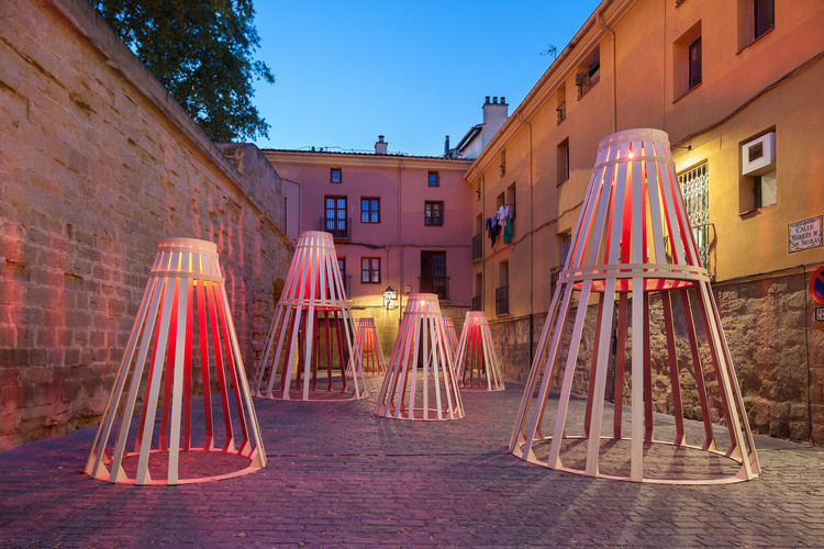 向西班牙红酒致敬的木桶装置 - 更多图片