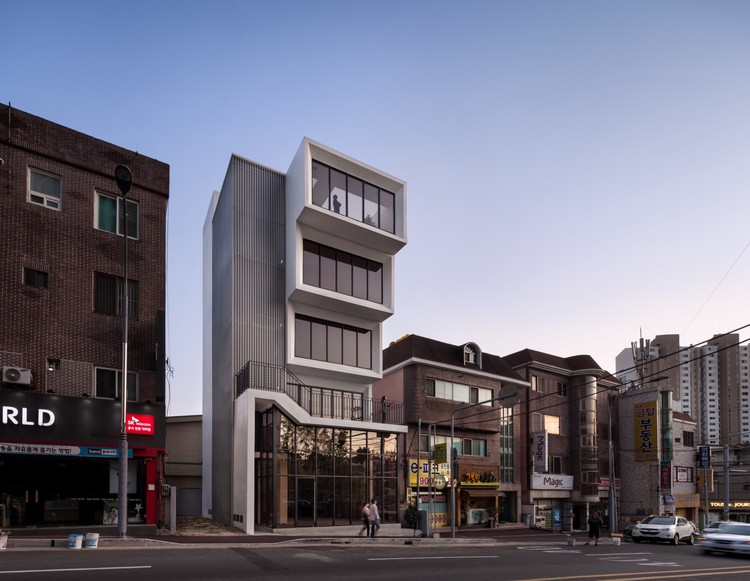 占地率与容积率之间的博弈游戏 / On Architects Inc. - 更多图片