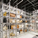Perfiles metálicos son convertidos en estantes en esta tienda en Barcelona - Image 4 of 4