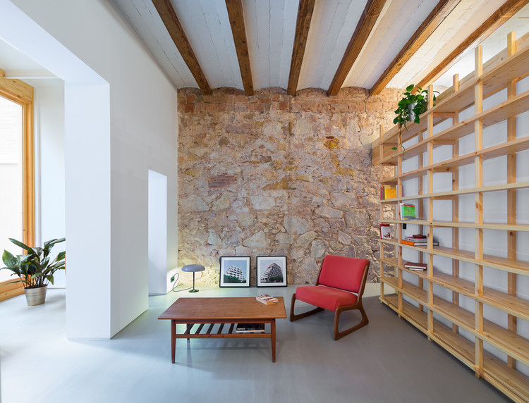 Can Ghalili / LoCa Studio - Apartment Interiors, Beam, Table, Chair