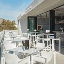 D3 Lounge Project / Minimal Studio - Arquitectura Comercial, Patio, Fachada, Mesas, Sillas