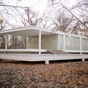 Casa Farnsworth. Imagem © <a href='https://commons.wikimedia.org/wiki/File:Farnsworth_House_by_Mies_Van_Der_Rohe_-_exterior-10.jpg'>Wikimedia user Victor Grigas</a> licensed under <a href='https://creativecommons.org/licenses/by-sa/3.0/'>CC BY-SA 3.0</a>