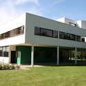 Villa Savoye. Imagem © <a href='https://www.flickr.com/photos/yogomi/2196405082'>Flickr user yogomi</a> licensed under <a href='https://creativecommons.org/licenses/by-sa/2.0/'>CC BY-SA 2.0</a>