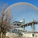Biosfera de Montreal. Imagem © <a href='https://www.flickr.com/photos/74332285@N03/7812211476/'>Flickr user Mikl1303</a> licensed under <a href='https://creativecommons.org/licenses/by-sa/2.0/'>CC BY-SA 2.0</a>