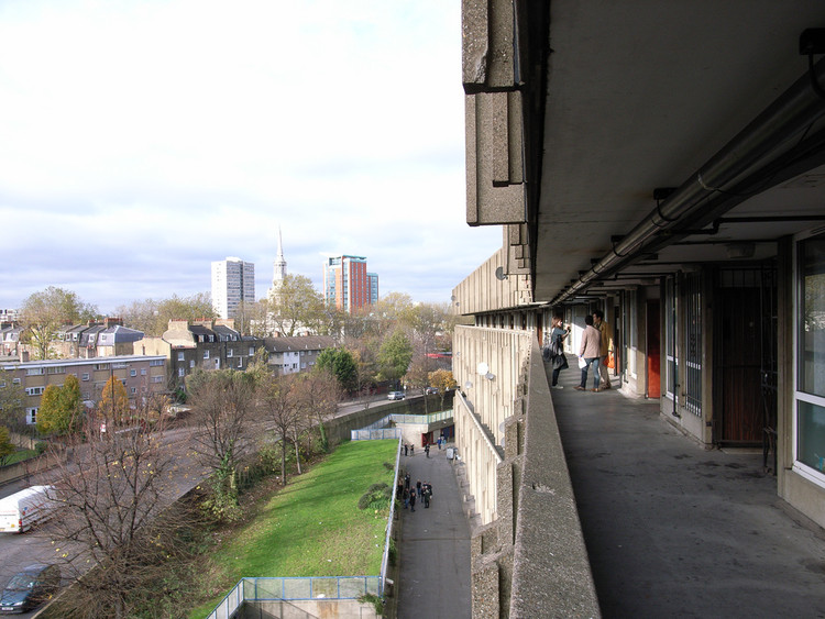 Robin Hood Gardens. Image © <a href='https://www.flickr.com/photos/98115025@N00/3058342144'>Flickr user stevecadman</a> licensed under <a href=https://creativecommons.org/licenses/by-sa/2.0/'>CC BY-SA 2.0</a>