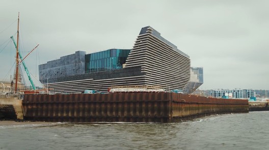 Vídeo aéreo mostra a construção do museu V&A Dundee de Kengo Kuma