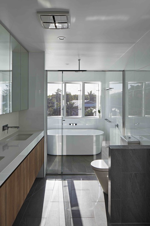 Yerranya House / Base Architecture - Sink, Bathroom, Countertop, Glass, Bathtub