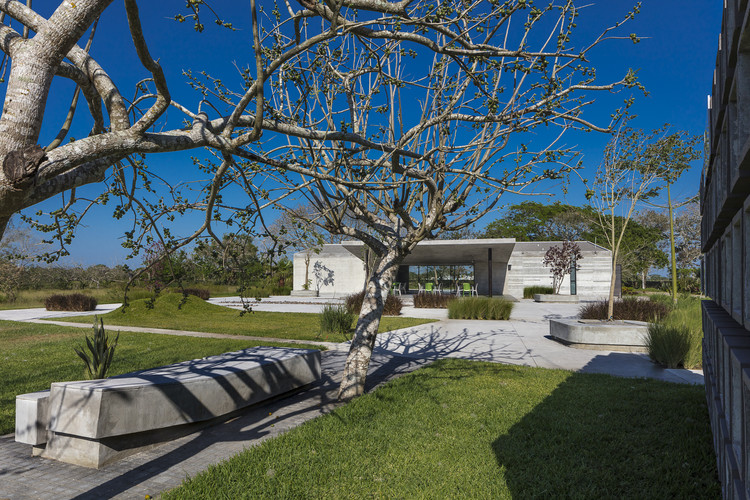 Jardín Funerario / Taller DIEZ 05 - Cementerio