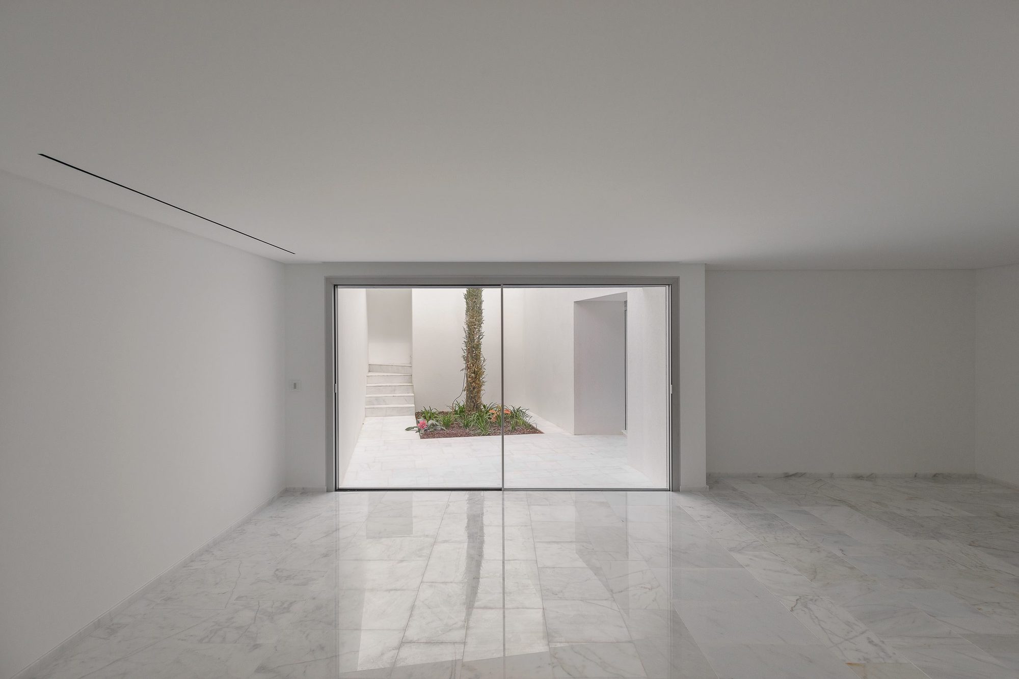 Delirious. 2 walls. 2 walls. A wall between 2 people. меж двух стен вверх.