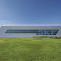 风与力量的优雅姿态：SKF 测试中心 / Tchoban Voss Architekten - 能源工厂