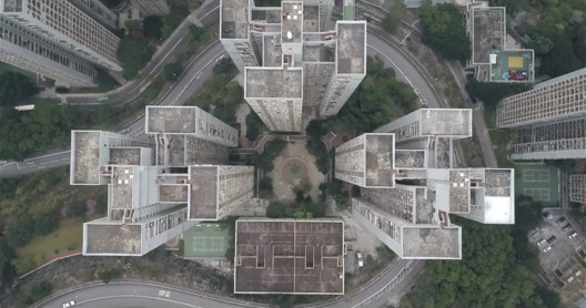 Vídeo feito com um drone registra as geometrias da cidade mais vertical do mundo